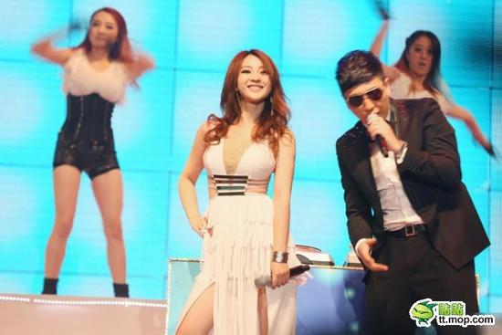 柳岩透视镂空长裙性感秀爆乳 狂跳骑马舞险些走光