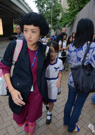 徐濠萦素颜接女儿放学挽形象