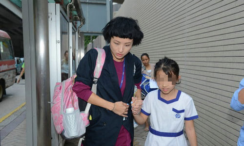 徐濠萦素颜接女儿放学挽形象