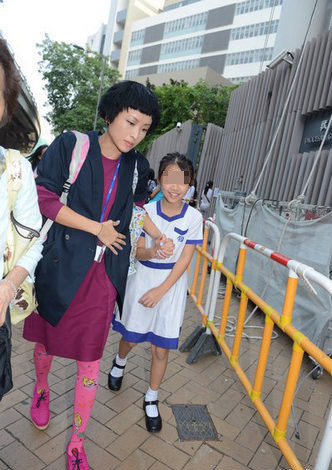 徐濠萦素颜接女儿放学挽形象