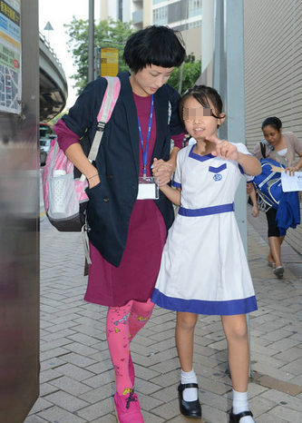 徐濠萦素颜接女儿放学挽形象