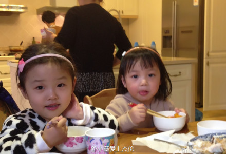 小四月曝新照 小脸圆润像极妈妈