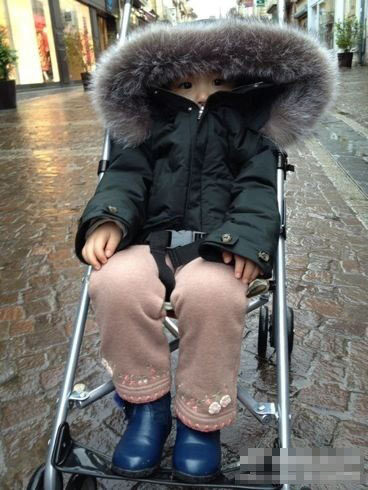 小四月曝新照 小脸圆润像极妈妈