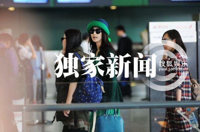 范冰冰化身“绿精灵”现身机场 酷劲十足引围观