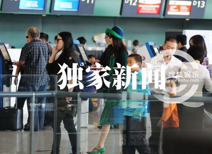 范冰冰化身“绿精灵”现身机场 酷劲十足引围观