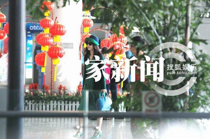 范冰冰化身“绿精灵”现身机场 酷劲十足引围观