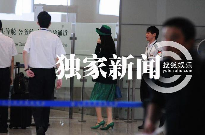 范冰冰化身“绿精灵”现身机场 酷劲十足引围观