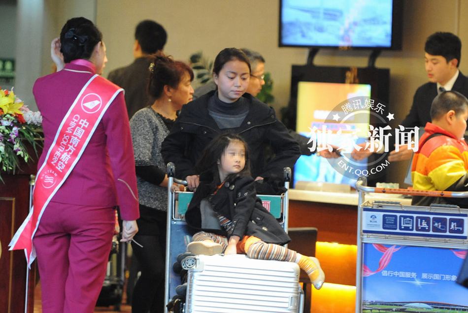 马伊琍举家外出度假