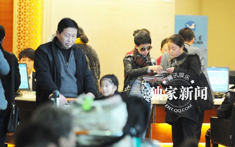 马伊琍举家外出度假