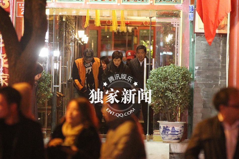 邓婕出行似“太后驾到”