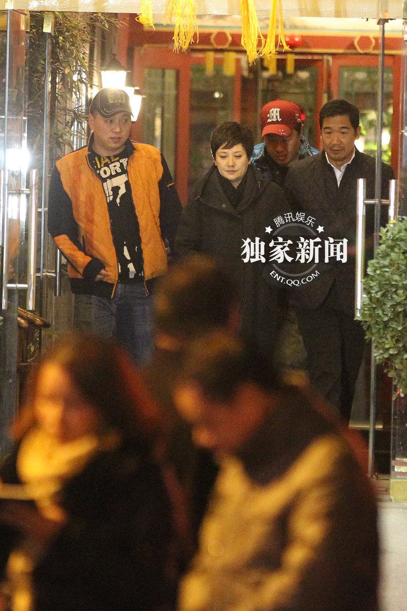 邓婕出行似“太后驾到”