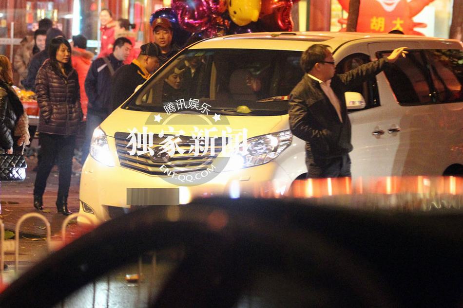 邓婕出行似“太后驾到”