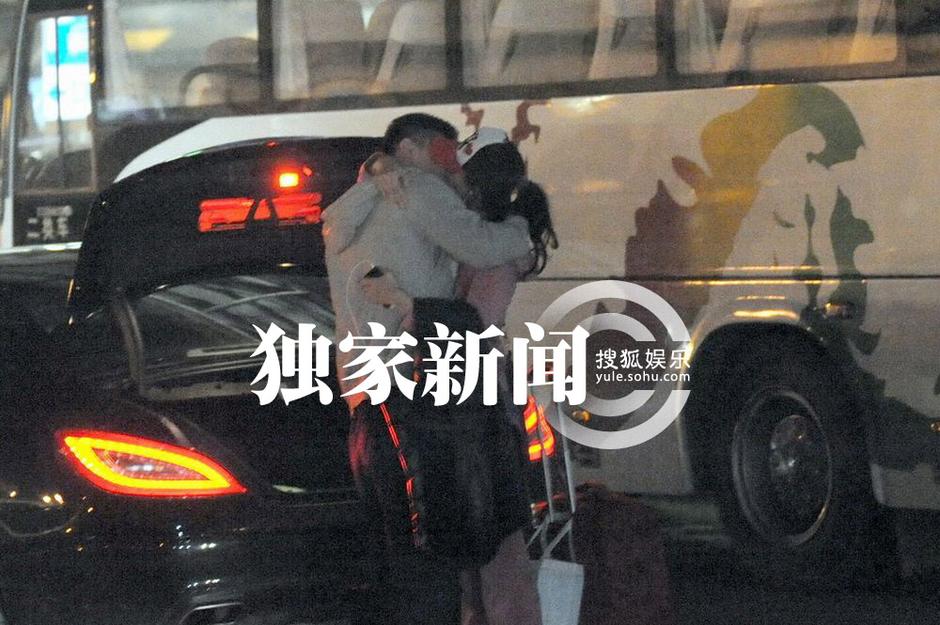 莫小棋返京百万豪车接驾 新男友首曝光