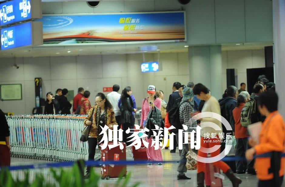 莫小棋返京百万豪车接驾 新男友首曝光