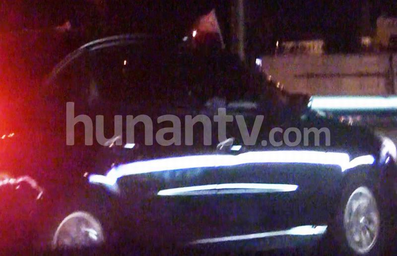 贾乃亮携营养品看爱妻