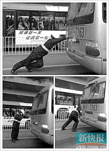 中巴抛锚 交警推车很给力