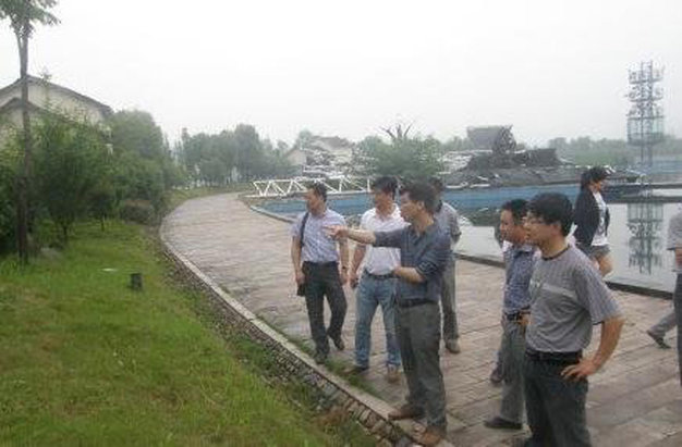 官员丑陋行径：贪污淫乱讲排场