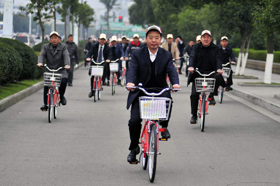 官员丑陋行径：贪污淫乱讲排场