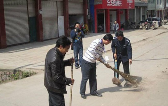 官员丑陋行径：贪污淫乱讲排场