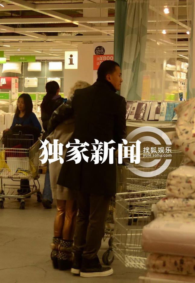 何洁与男友逛家居店高调搂抱
