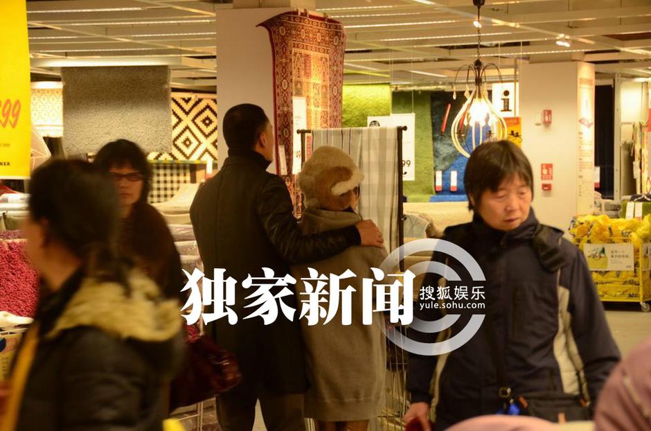 何洁与男友逛家居店高调搂抱