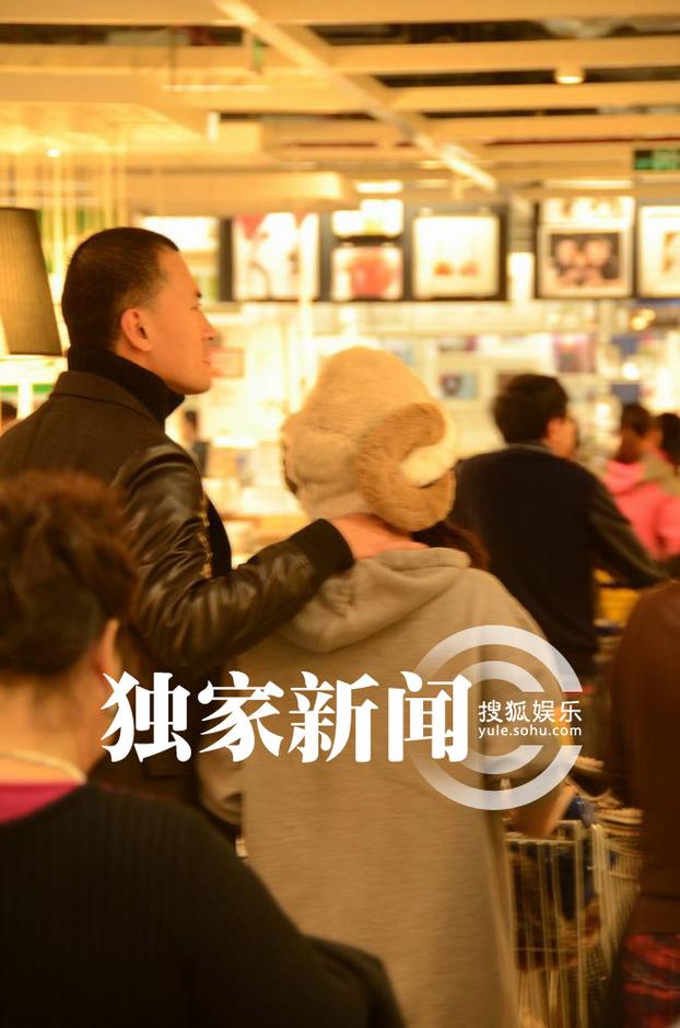 何洁与男友逛家居店高调搂抱