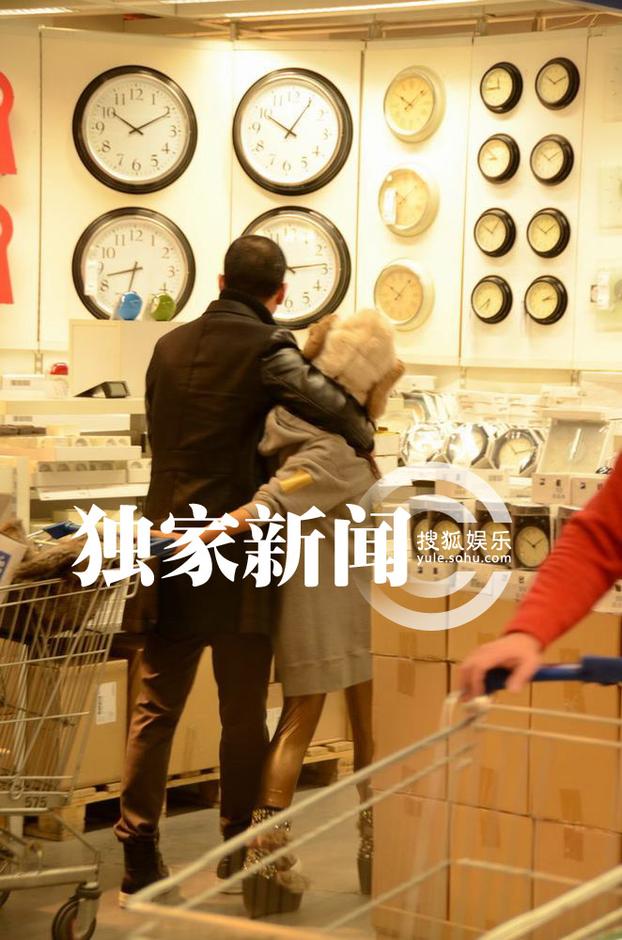 何洁与男友逛家居店高调搂抱