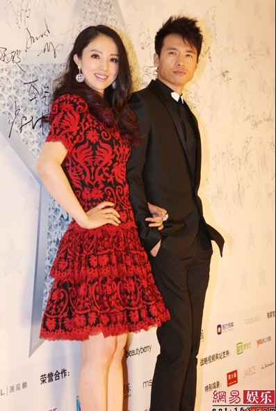 时尚新娘红毯陈妍希爆乳深V抢镜 “明星夫妻”当众拼舌吻