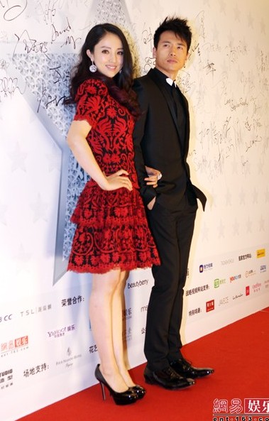 时尚新娘红毯陈妍希爆乳深V抢镜 “明星夫妻”当众拼舌吻