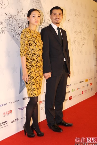 时尚新娘红毯陈妍希爆乳深V抢镜 “明星夫妻”当众拼舌吻