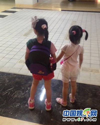 小S素颜揽爱女全家烤肉赏月