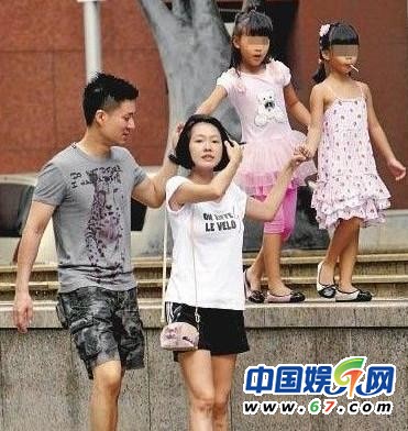 小S一家四口外出剪头发