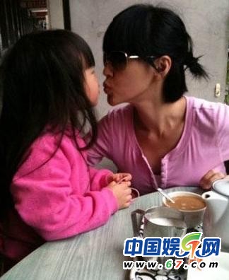 小S一家四口外出剪头发