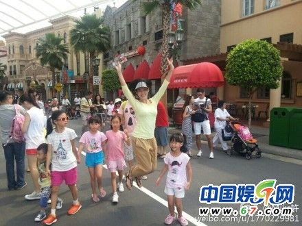 小S老公晒小S牵女儿逛街照