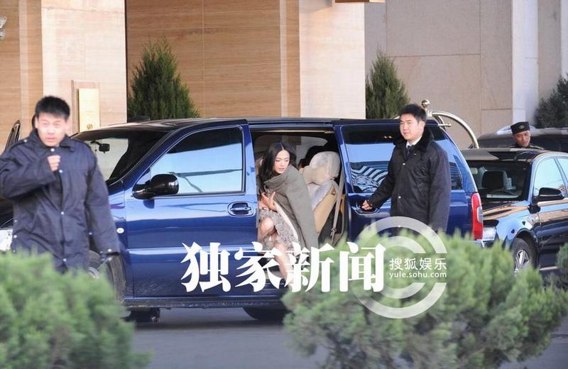 姚晨露美腿引人侧目 回头率百分之百