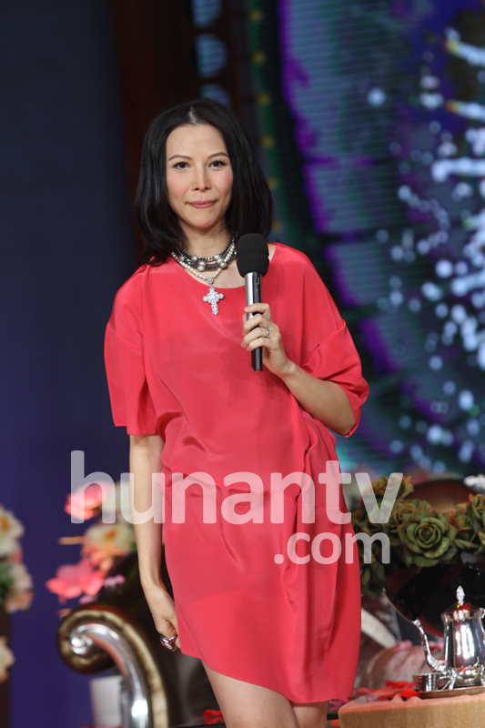 蔡少芬挺大肚为老公伴舞开心狂笑 给张晋擦汗变贤妻