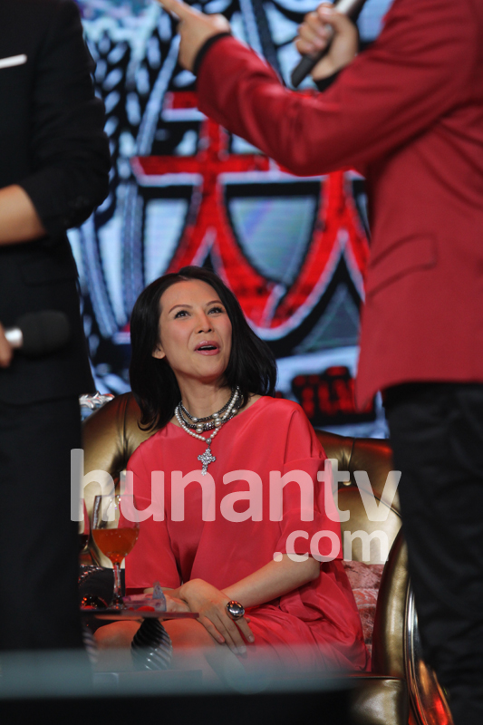 蔡少芬挺大肚为老公伴舞开心狂笑 给张晋擦汗变贤妻