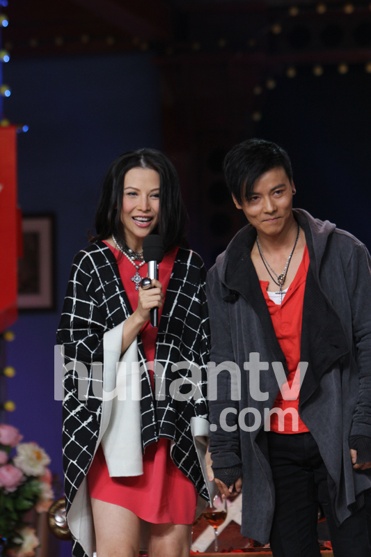 蔡少芬挺大肚为老公伴舞开心狂笑 给张晋擦汗变贤妻