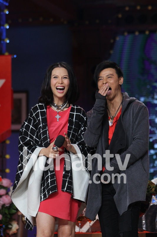 蔡少芬挺大肚为老公伴舞开心狂笑 给张晋擦汗变贤妻