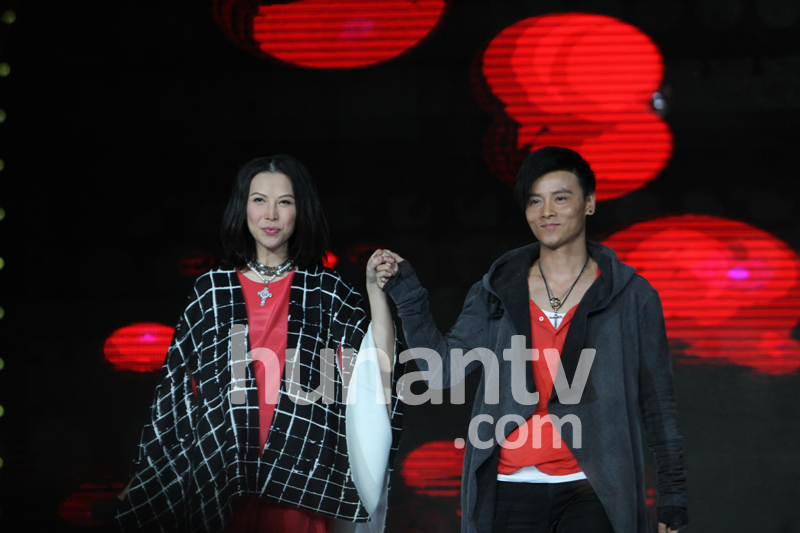 蔡少芬挺大肚为老公伴舞开心狂笑 给张晋擦汗变贤妻