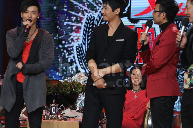 蔡少芬挺大肚为老公伴舞开心狂笑 给张晋擦汗变贤妻