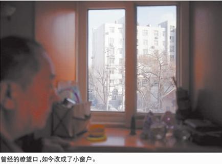 青岛昔日鬼子炮楼现住5户人 枪眼窗厚石墙历74年沧桑