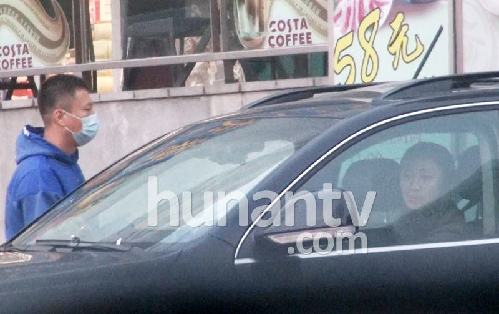 孙红雷遮面会女友休闲装显土气 女友驾百万豪车当司机