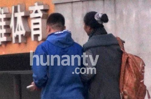 孙红雷遮面会女友休闲装显土气 女友驾百万豪车当司机