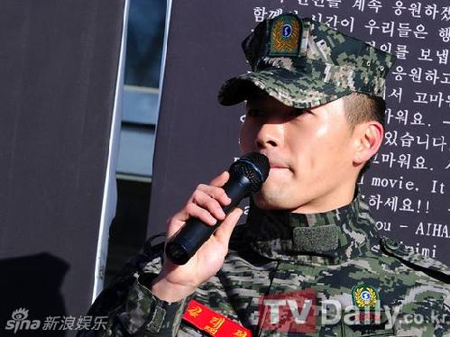 玄彬退役泪流满面 跪地道向“虔诚”的粉丝道谢