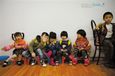 11月22日，福建连江县琯头镇，金贝儿幼儿园里等待放学的小朋友。园长介绍，目前该幼儿园里的小朋友80%是外籍的“洋娃娃”。