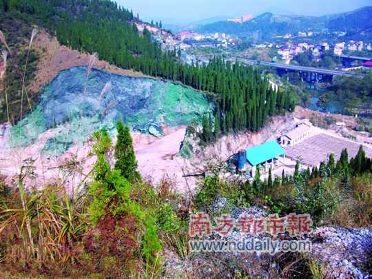 有网友称,常张高速慈利段旁边裸露的山体被刷上绿色油漆以冒充植物。网络图片