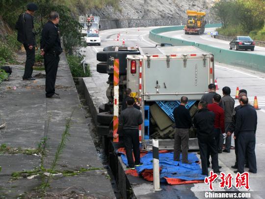 运钞车高速路侧翻警方护卫6亿现钞安全转移（图）