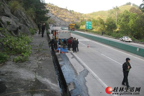 运钞车高速路侧翻
