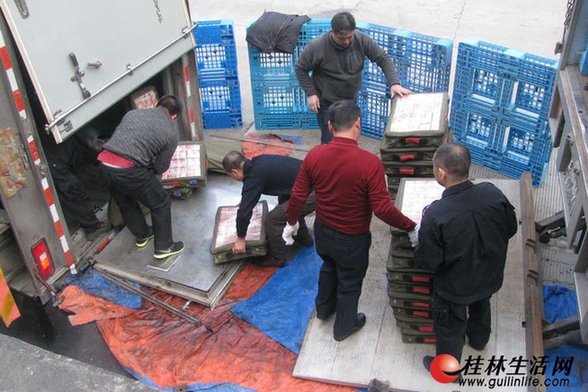 运钞车高速路侧翻